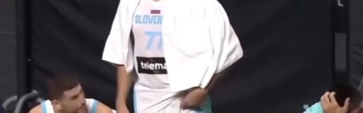 无大碍！东契奇已回到场边替补席 他希望继续上场但被队医阻止！