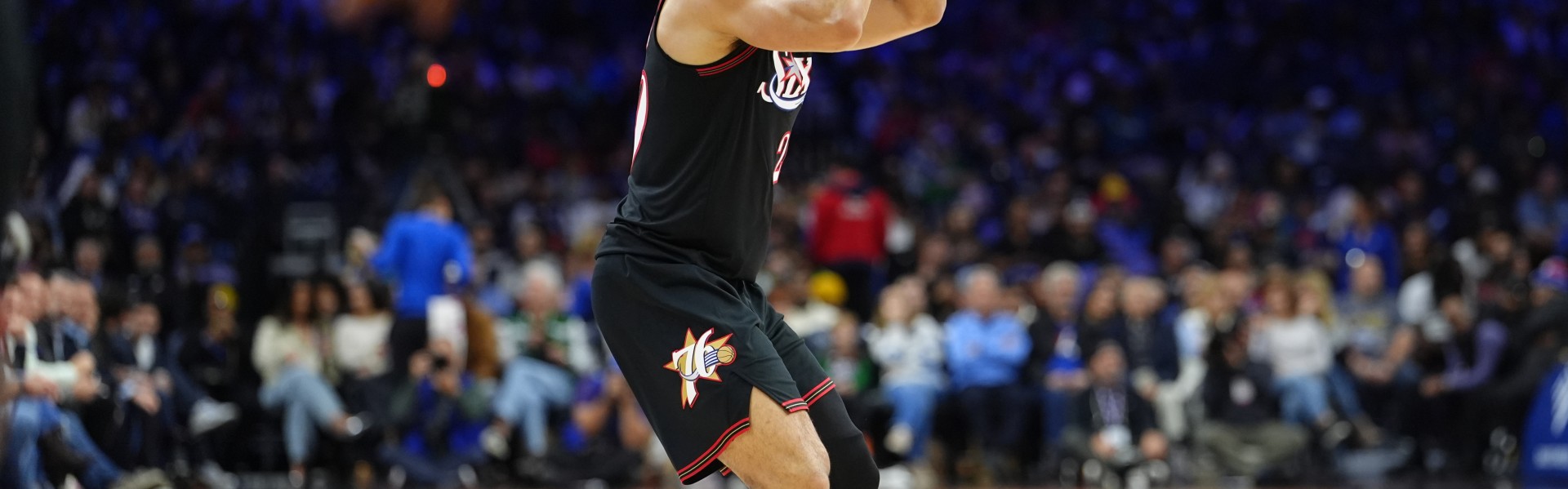 效率挺高！麦凯恩半场出场9分钟5投3中拿到8分 其中三分4中2