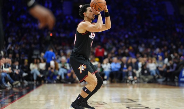 效率挺高！麦凯恩半场出场9分钟5投3中拿到8分 其中三分4中2