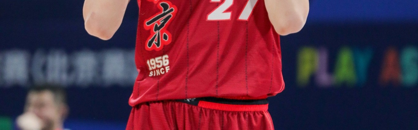 皇冠体育-玩梗甚至能赚点钱！周琦接了鸡蛋灌饼的广告：有琦父必有琦子