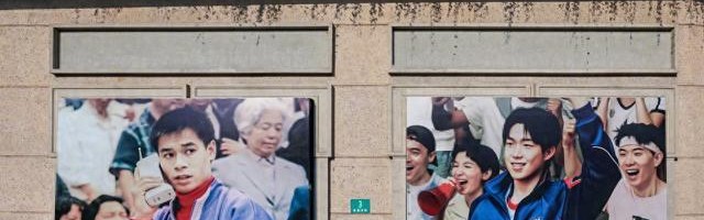 皇冠体育-王楚钦参加商业活动，亮相时左顾右盼不知站哪儿，样子很是呆萌！