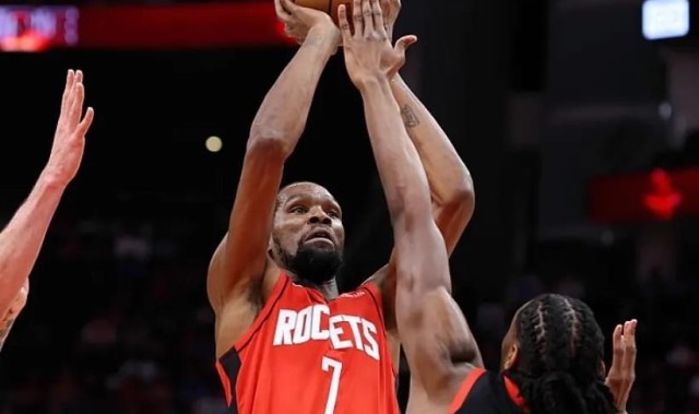 皇冠体育平台-NBA最新排名出炉！火箭坐收大礼，勇士开始掉队，湖人也升到第四