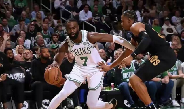 皇冠体育平台-NBA常规赛凯尔特人主场114-98战胜76人 马克西空砍33分