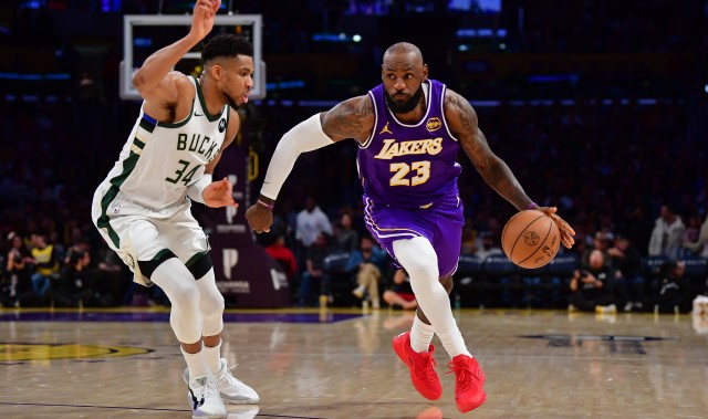 皇冠体育-啃老你还嫌弃他？77送三罚&amp;6犯&amp;25投24分 老詹选择合理其实燃尽了