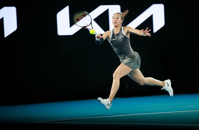 1737537748472062545.jpg (体育)(10)网球——澳网:郑钦文首轮晋级XxjpseC007096_20250112_PEPFN0A001 (11).jpg